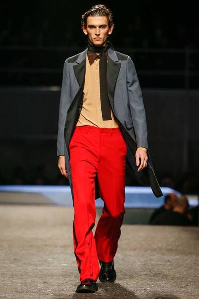 Non in total look ma spezzato, Miuccia Prada non rinuncia ad inserire il rosso nella collezione maschile, dal carattere determinato